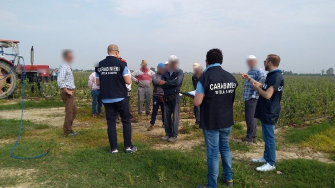 Reclutava cittadini extracomunitari per lavorare nei campi in turni massacranti a 5 euro l’ora