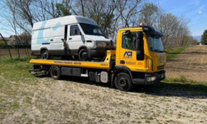 Riempie vecchio furgone con 20 quintali di rifiuti e lo abbandona a Castelfranco: padovano nei guai