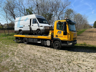 Riempie vecchio furgone con 20 quintali di rifiuti e lo abbandona a Castelfranco: padovano nei guai