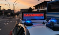 In fuga dai Carabinieri imboccano contromano una rotonda e si schiantano contro due auto (ferendo gli incolpevoli guidatori)