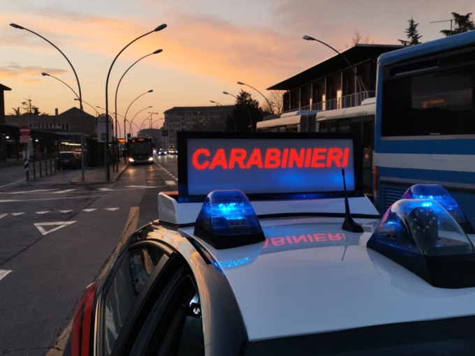 In fuga dai Carabinieri imboccano contromano una rotonda e si schiantano contro due auto (ferendo gli incolpevoli guidatori)