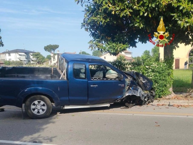 Perde il controllo del pick-up e finisce fuori strada abbattendo un palo della luce: un ferito