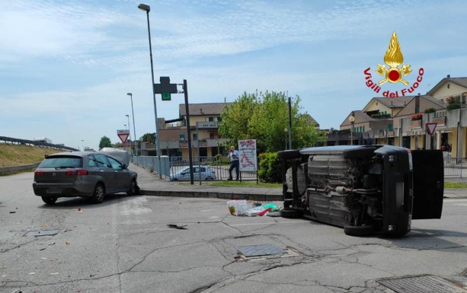 Curtarolo, scontro tra due auto: ferita una donna