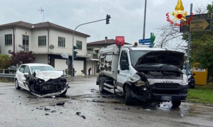 Campodarsego, scontro tra un furgone dell’igiene ambientale e un’auto: feriti i due conducenti