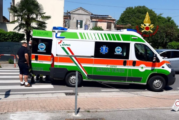 Cade dalla bici e il manubrio si infilza nella coscia: ragazzino finisce al Pronto soccorso