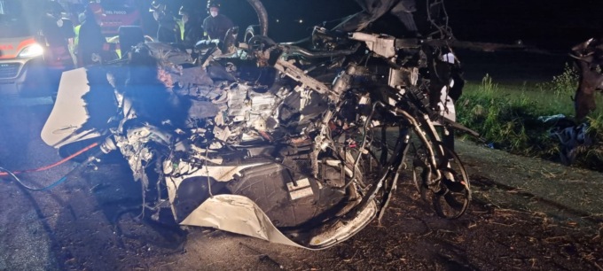 Esce fuori strada con l’auto e centra in pieno un albero: morto il conducente 28enne