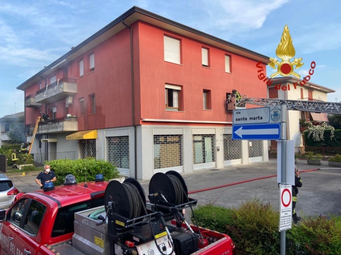 Incendio garage a Selvazzano, due anziani restano bloccati: salvati dai Vigili del fuoco