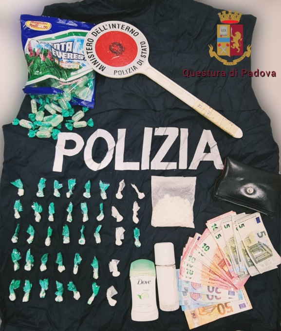 Il pusher delle “caramelle alla menta” riceveva i clienti a petto nudo davanti casa