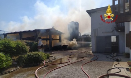Incendio falegnameria Padova, video e foto del rogo nella falegnameria