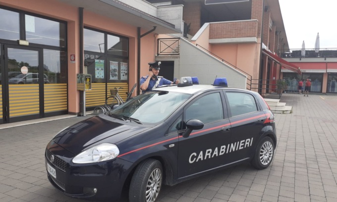 Bruciano l’auto per incassare il risarcimento dall’assicurazione ma i Carabinieri li incastrano