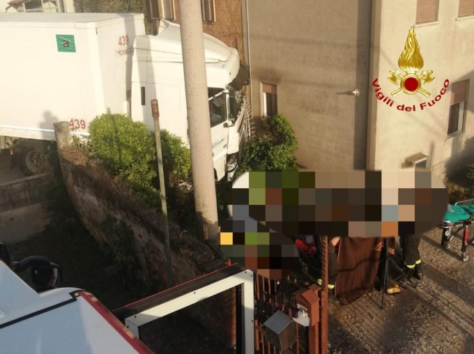 Malore alla guida, finisce contro il muro di una casa: 62enne rianimato e portato all’ospedale