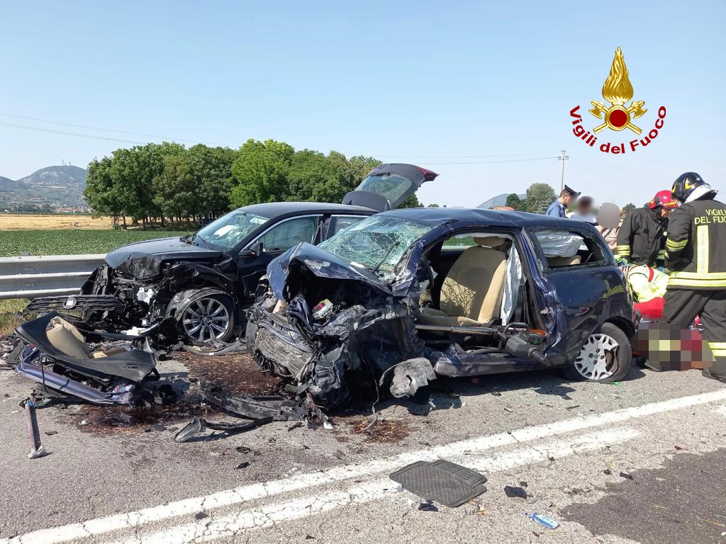 Inferno sulla provinciale 10 Padana, auto distrutte e otto feriti