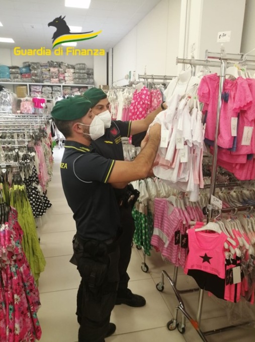 Orologi di lusso e vestiti contraffatti (e non sicuri): maxi sequestro di 14mila prodotti