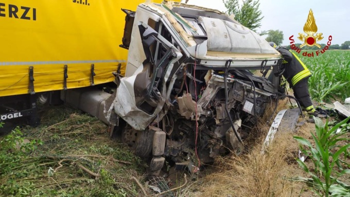 Schianto tra furgone e camion (che finisce nel fosso) in A13: due feriti