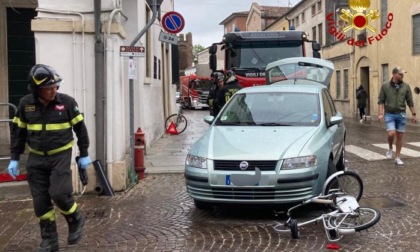 Montagnana, 14enne finisce con la bici sotto un'auto: è grave