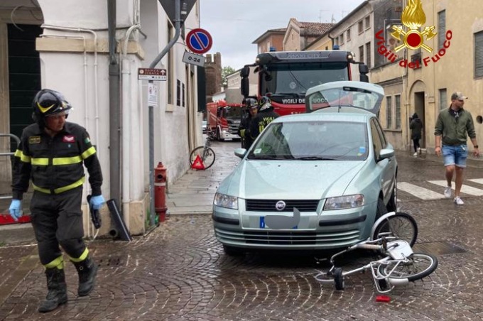 Montagnana, 14enne finisce con la bici sotto un’auto: è grave