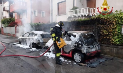 Padova, bruciano due auto e una siepe all'alba in via Raffaello Sanzio