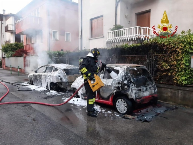 Padova, bruciano due auto e una siepe all’alba in via Raffaello Sanzio