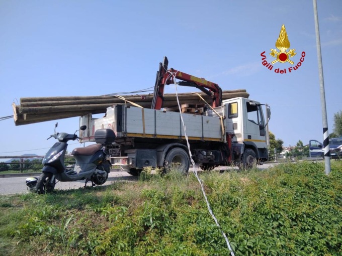 Camion aggancia fili di media tensione con la gru spezzando 3 pali: ferito scooterista di passaggio