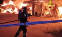 Padova, video e foto dell'impressionante incendio nel magazzino di materiale edile