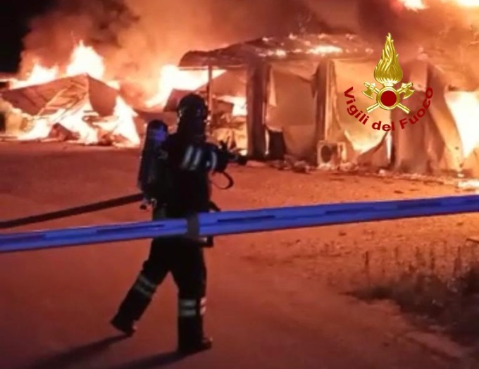 Padova, video e foto dell’impressionante incendio nel magazzino di materiale edile