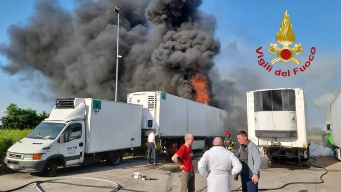 Incendio alla logistica Fiocco di Monselice: bruciati due semirimorchi