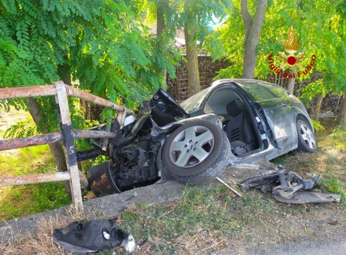 Perde il controllo dell’auto e finisce fuori strada a Piazzola: ferito il conducente