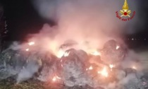 Arre, le foto dell'incendio di 15 rotoballe in un campo agricolo