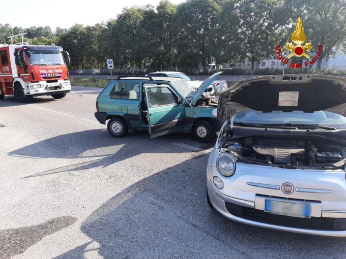 San Giorgio in Bosco, scontro tra 2 auto e un furgone che finisce nel fossato: due feriti