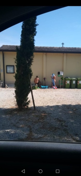 Si spogliano e si lavano nel cimitero, indignazione a Piazzola sul Brenta