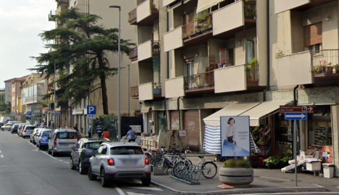 37enne centra il marciapiede in scooter e muore nella caduta