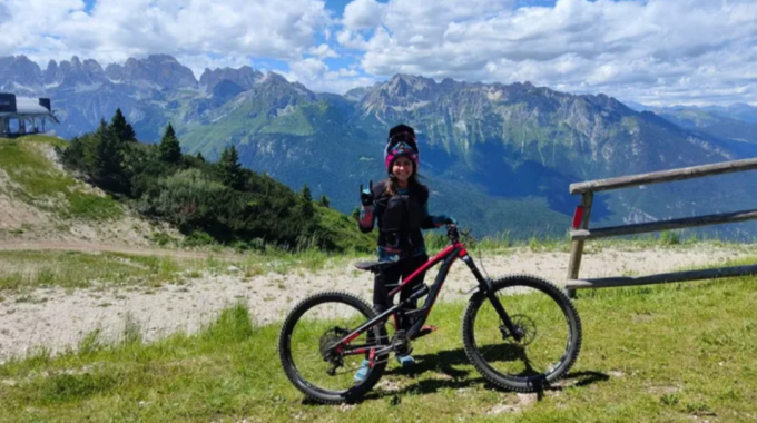 Mamma cade dalla bici e riporta una lesione al midollo spinale: raccolta fondi per aiutarla