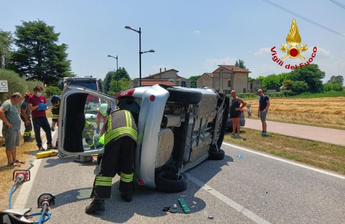 Incidente a Saonara, donna ferita resta incastrata tra le lamiere dell’auto rovesciata