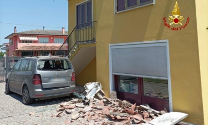 Borgoricco, le foto del crollo del cornicione di una casa: danneggiato un Van