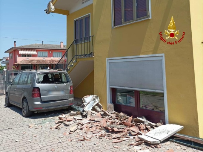 Borgoricco, le foto del crollo del cornicione di una casa: danneggiato un Van