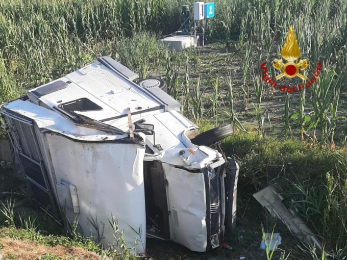Camper sbanda e finisce fuori strada sulla Romea: feriti mamma e figlio
