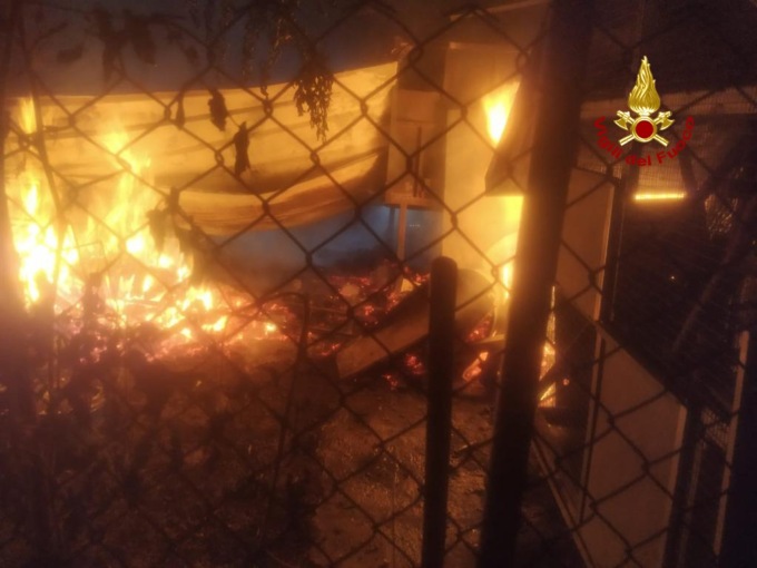 Brugine, incendio nella notte: baracca di legno completamente distrutta