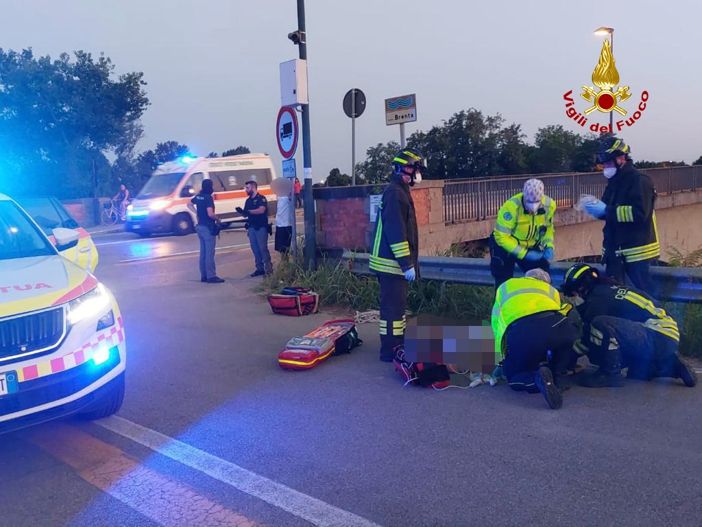 Uomo cade dal ponte sul Brenta, le immagini dei soccorsi