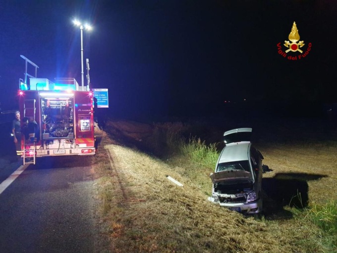 Incidente in A13, perde il controllo dell’auto e finisce fuori strada: due feriti
