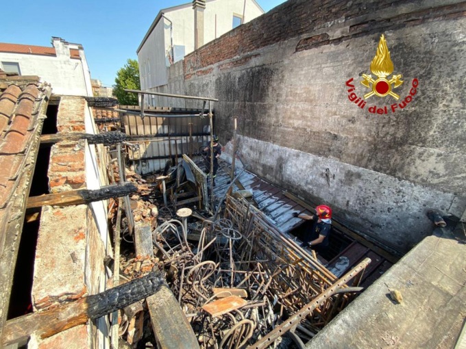 Padova, le foto dell’incendio nel casolare che ospita il locale Factory
