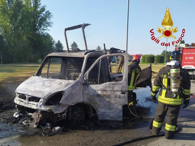Monselice, il furgone (con la ruspa) prende fuoco e l’autista si sente male
