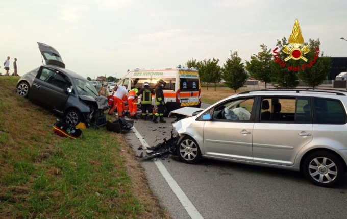 Violento frontale tra due auto: una donne resta incastrata nell’abitacolo