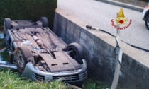 Auto rovesciata in un terreno sotto il piano stradale: due morti