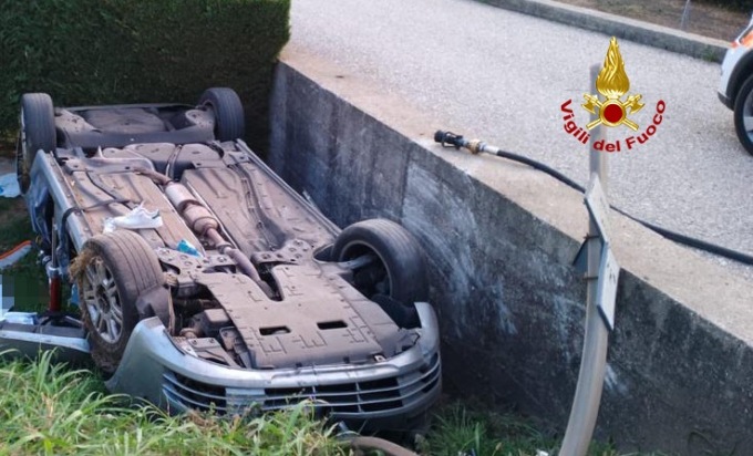 Auto rovesciata in un terreno sotto il piano stradale: due morti