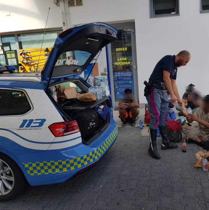 Dal camion fermo nell’area di servizio spuntano otto clandestini: cinque intercettati e soccorsi dai poliziotti