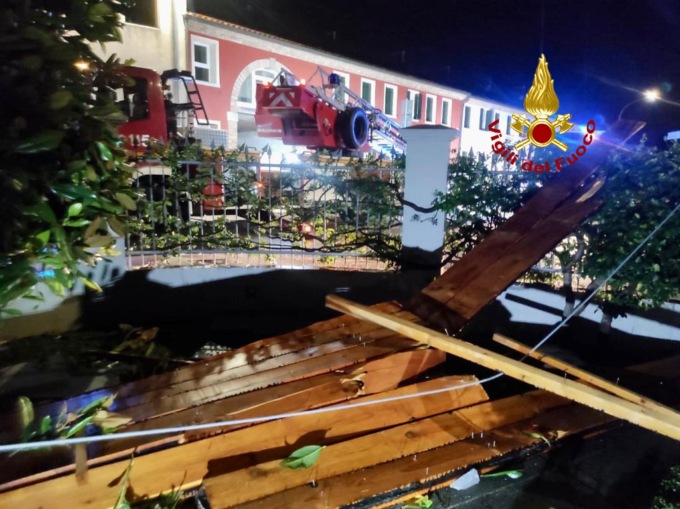 Maltempo, scoperchiato un tetto a Cervarese Santa Croce. Alberi caduti in molte strade e sulla ferrovia