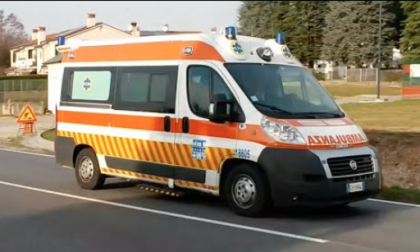 Ha un malore improvviso mentre passeggia e si accascia a terra: morto 81enne