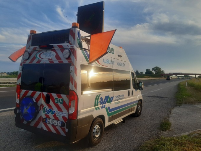 Il bimbo scende per fare pipì in autostrada, ma la loro auto viene tamponata: famiglia padovana miracolata