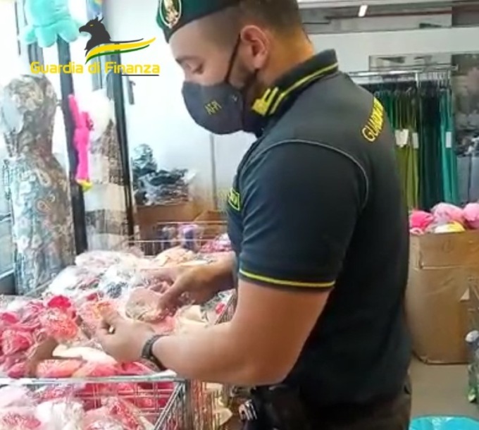 Giocattoli “Squid Game” contraffatti e non sicuri: maxi sequestro della Finanza
