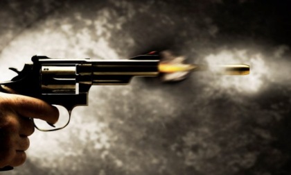 I colpi di pistola da un balcone e il tentativo (maldestro) di nascondere l'arma sotto il materasso: denunciato un ragazzino